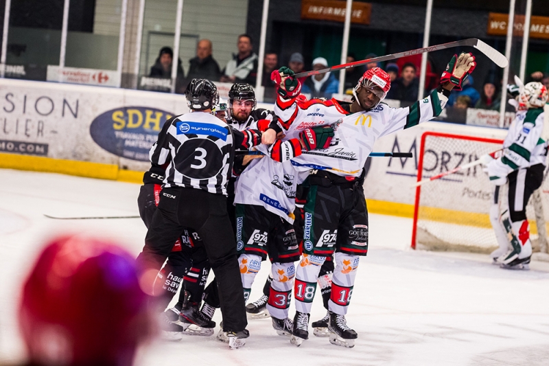 Photo hockey Division 1 - Division 1 : 22čme journée : Morzine-Avoriaz vs Mont-Blanc - Mont-Blanc s’offre un derby chaud bouillant ! Photo hockey Division 1 - Division 1 : 22čme journée : Morzine-Avoriaz vs Mont-Blanc - Mont-Blanc s’offre un derby chaud bouillant !