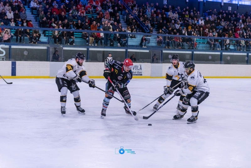 Photo hockey Division 1 - Division 1 : 22ème journée : Mont-Blanc vs Strasbourg  - Intense combat, succès strasbourgeois !