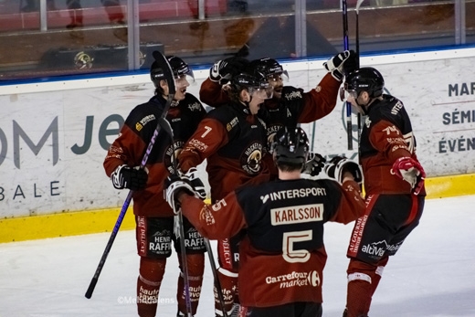 Photo hockey Division 1 - Division 1 : 22ème journée : Morzine-Avoriaz vs Neuilly/Marne - Morzine fait tomber Neuilly et respire