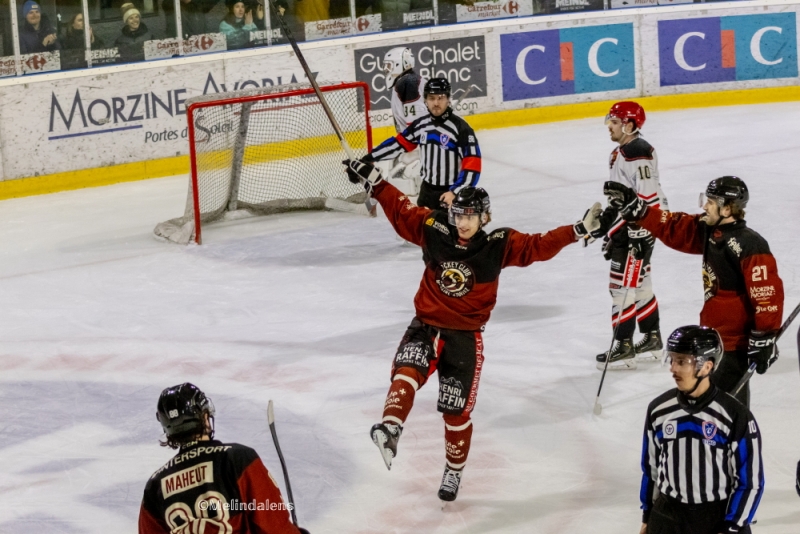 Photo hockey Division 1 - Division 1 : 22ème journée : Morzine-Avoriaz vs Neuilly/Marne - Morzine fait tomber Neuilly et respire