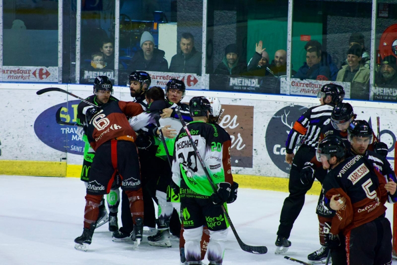 Photo hockey Division 1 - Division 1 : 25ème journée : Morzine-Avoriaz vs Epinal  - Morzine en démonstration face à Épinal