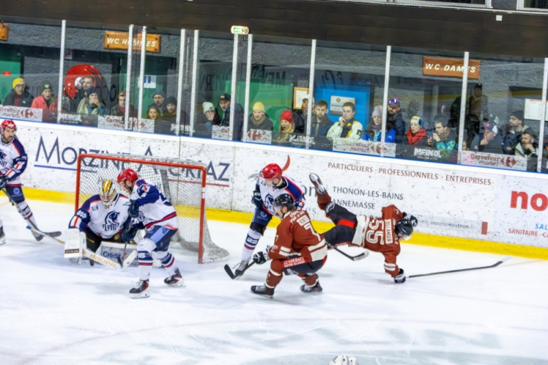 Photo hockey Division 1 - Division 1 : 26ème journée : Morzine-Avoriaz vs Lyon - Morzine brisé dans son élan