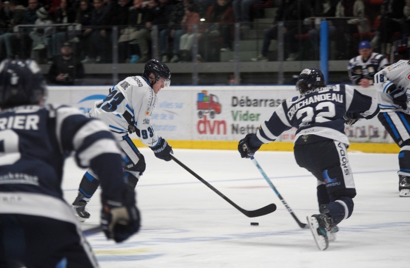 Photo hockey Division 1 - Division 1 : 2ème journée : Dunkerque vs Tours  - Zachary Gravel porte Dunkerque dans un festival de buts face à Tours