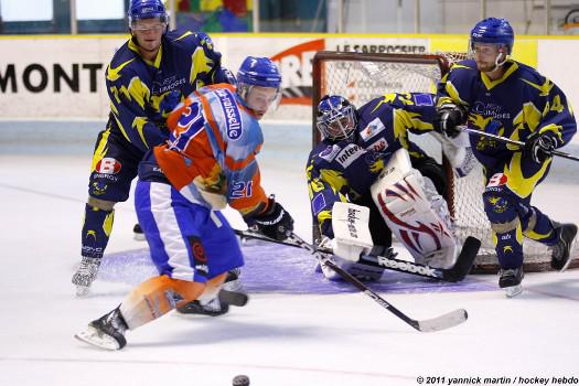 Photo hockey Division 2 - : Clermont-Ferrand vs Limoges - Clermont trébuche en mode réglage Photo hockey Division 2 - : Clermont-Ferrand vs Limoges - Clermont trébuche en mode réglage