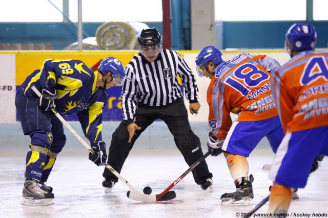 Photo hockey Division 2 - : Clermont-Ferrand vs Limoges - Clermont trébuche en mode réglage Photo hockey Division 2 - : Clermont-Ferrand vs Limoges - Clermont trébuche en mode réglage