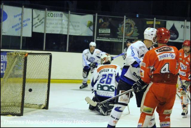 Photo hockey Division 2 - D2 : 2ème journée - B : Amnéville vs Courchevel-Méribel-Pralognan - Sur de bons rails Photo hockey Division 2 - D2 : 2ème journée - B : Amnéville vs Courchevel-Méribel-Pralognan - Sur de bons rails