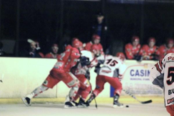 Photo hockey Division 2 - D2 : 9ème journée - B : Amnéville vs Cholet  - Lukas Hanzal dans les étoiles 