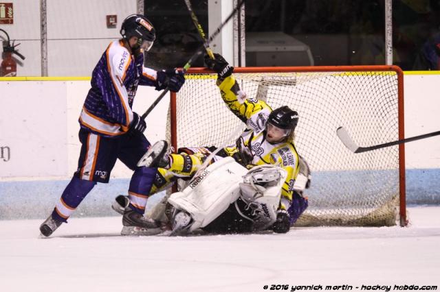 Photo hockey Division 2 - D2 : Play Off - 1/8ème de finale - Retour : Clermont-Ferrand vs Chambéry - Clermont en route pour les quarts Photo hockey Division 2 - D2 : Play Off - 1/8ème de finale - Retour : Clermont-Ferrand vs Chambéry - Clermont en route pour les quarts