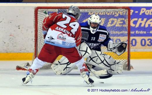 Photo hockey Division 2 - D2 : play-off, 1/4 de finale, match aller : Nantes vs Annecy - Corsaires et Chevaliers dos à dos