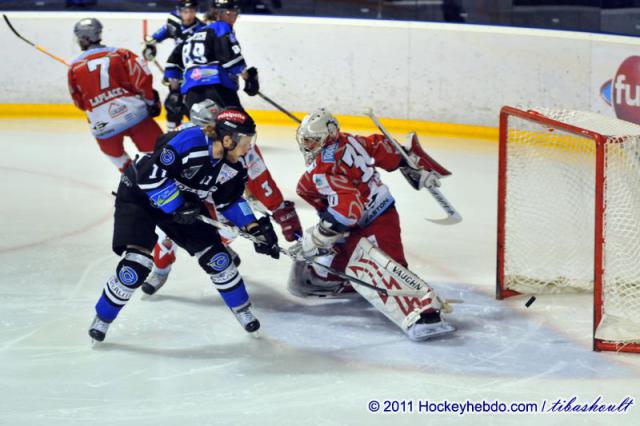 Photo hockey Division 2 - D2 : play-off, 1/4 de finale, match aller : Nantes vs Annecy - Corsaires et Chevaliers dos à dos