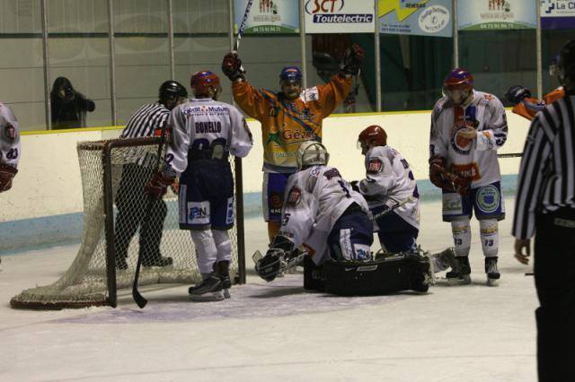 Photo hockey Division 2 - D2 : play-off, 1/8ème de finale, match aller : Clermont-Ferrand vs Lyon - Play Off, option sortie pour Clermont Photo hockey Division 2 - D2 : play-off, 1/8ème de finale, match aller : Clermont-Ferrand vs Lyon - Play Off, option sortie pour Clermont