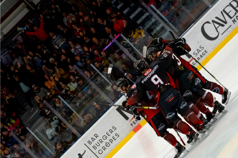 Photo hockey Division 2 - D2 : Play-off 1/2 Finale Retour : Morzine-Avoriaz vs Courchevel-Méribel-Pralognan - Les Pingouins en finale !