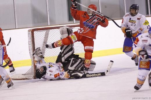 Photo hockey Division 2 - D2 : Play off 1/8 de finale : Cholet  vs Clermont-Ferrand - Les Dogs poursuivent l’aventure, les Sangliers passent à la trappe.