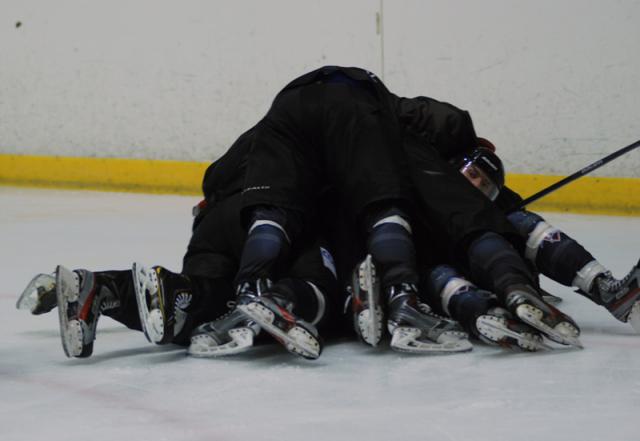 Photo hockey Division 2 - D2 : Play Offs - Finale - match 1 : Toulouse-Blagnac vs Tours  - Les Noirs mettent les Blancs en échec