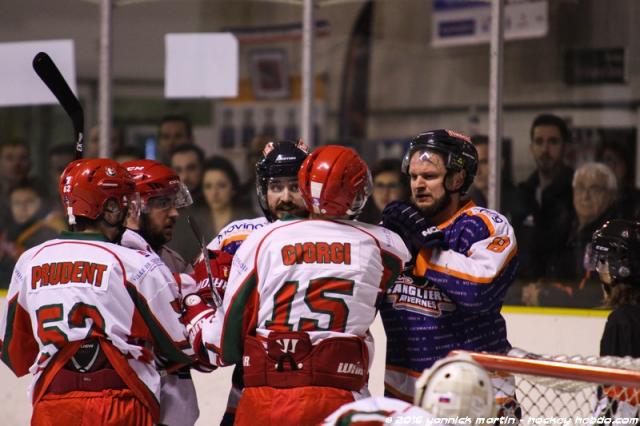 Photo hockey Division 2 - Division 1 : barrage D1/D2, match 1 : Clermont-Ferrand vs Courbevoie - Courbevoie mieux armé Photo hockey Division 2 - Division 1 : barrage D1/D2, match 1 : Clermont-Ferrand vs Courbevoie - Courbevoie mieux armé