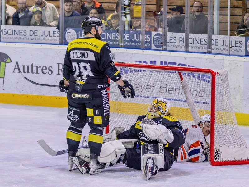 Photo hockey Division 2 - Division 2 - 1/2 de Finale - Match 3 : Roanne vs Montpellier  - Roanne y croit mais trop tard