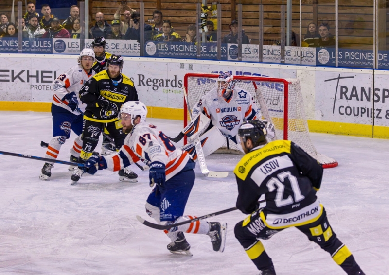 Photo hockey Division 2 - Division 2 - 1/2 de Finale - Match 3 : Roanne vs Montpellier  - Roanne y croit mais trop tard