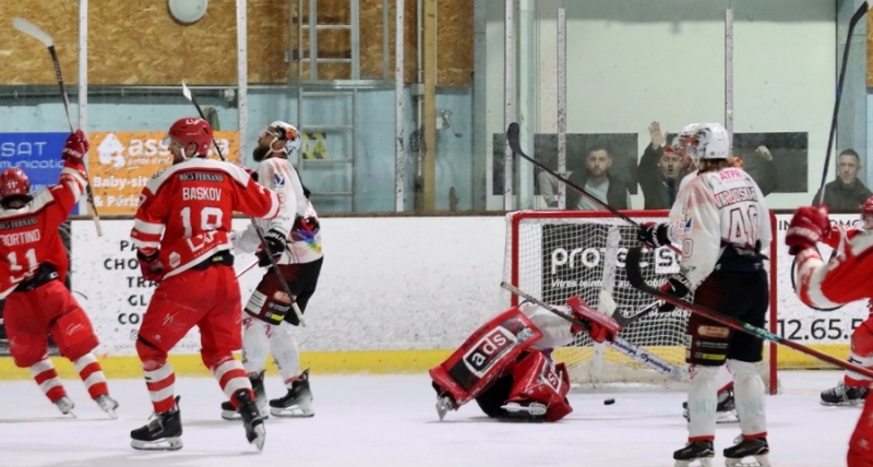 Photo hockey Division 2 - Division 2 - 1/2 de Finale - Match 3 : Valence vs La Roche-sur-Yon - Et 1, et 2, et 3 zéro - Billet pour la finale Photo hockey Division 2 - Division 2 - 1/2 de Finale - Match 3 : Valence vs La Roche-sur-Yon - Et 1, et 2, et 3 zéro - Billet pour la finale