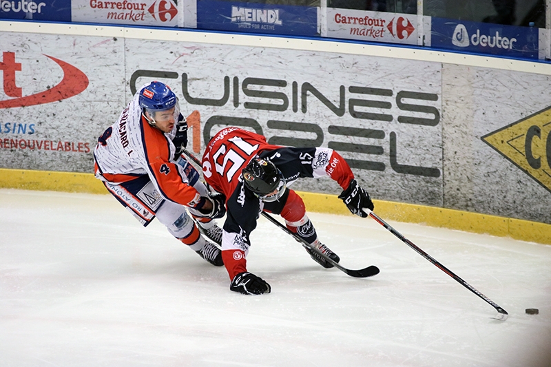 Photo hockey Division 2 - Division 2 : 12ème journée : Morzine-Avoriaz vs Clermont-Ferrand - Le Sanglier charge le Pingouin