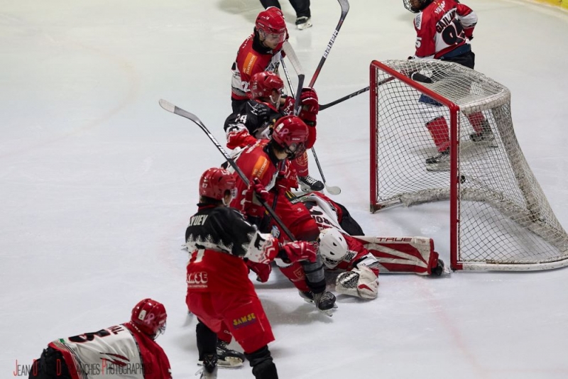 Photo hockey Division 2 - Division 2 : 12ème journée : Valence vs Vaujany - Le Père Noël était valentinois