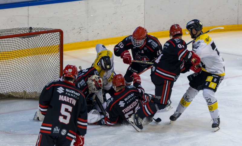 Photo hockey Division 2 - Division 2 : 13ème journée : Annecy vs Roanne - Les Chevaliers du lac frappent fort