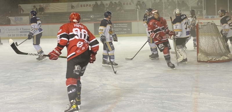 Photo hockey Division 2 - Division 2 : 1ère journée : Annecy vs Villard-de-Lans - Chevaliers et Ours au coude à coude Photo hockey Division 2 - Division 2 : 1ère journée : Annecy vs Villard-de-Lans - Chevaliers et Ours au coude à coude