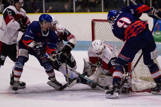 Photo hockey Division 2 - Division 2 : 7ème journée : Clermont-Ferrand vs Morzine-Avoriaz - Le leader à terre