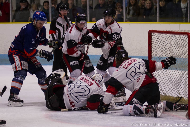 Photo hockey Division 2 - Division 2 : 7ème journée : Clermont-Ferrand vs Morzine-Avoriaz - Le leader à terre