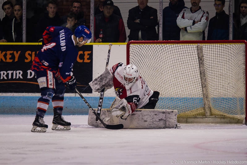Photo hockey Division 2 - Division 2 : 7ème journée : Clermont-Ferrand vs Morzine-Avoriaz - Le leader à terre Photo hockey Division 2 - Division 2 : 7ème journée : Clermont-Ferrand vs Morzine-Avoriaz - Le leader à terre