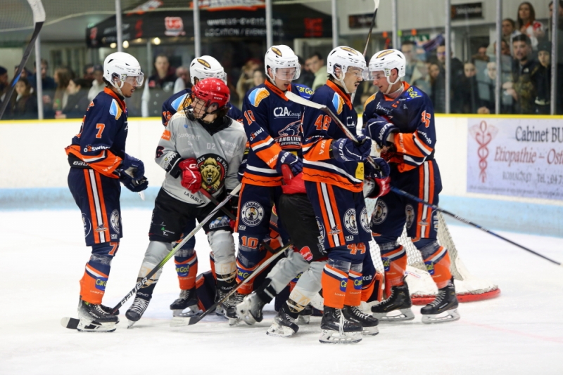 Photo hockey Division 2 - Division 2 - Grizzlys plus mûrs, Sangliers valeureux