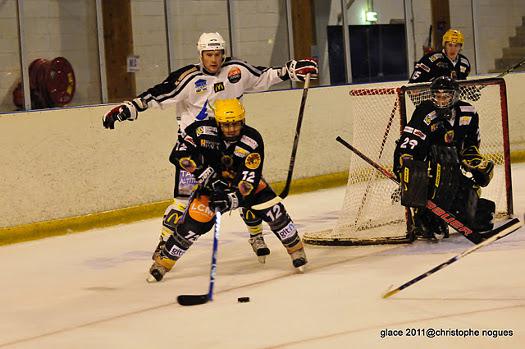 Photo hockey Division 3 - D3 : 3ème journée : Aubagne vs Briançon II - Le coeur à l\ Photo hockey Division 3 - D3 : 3ème journée : Aubagne vs Briançon II - Le coeur à l\