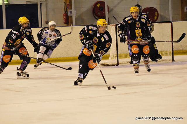 Photo hockey Division 3 - D3 : 3ème journée : Aubagne vs Briançon II - Le coeur à l\ Photo hockey Division 3 - D3 : 3ème journée : Aubagne vs Briançon II - Le coeur à l\