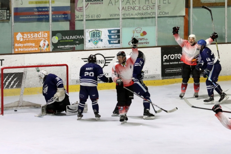 Photo hockey Hockey en France -  : Paris (FV) vs La Roche-sur-Yon II - FINALE - Les Aigles montrent qui ils sont !