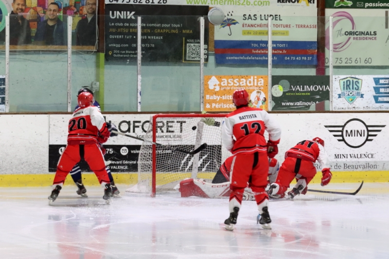Photo hockey Hockey en France -  : Valence II vs Paris (FV) - Valence chute lourdement sur sa glace - TF 1/2 Finale 2