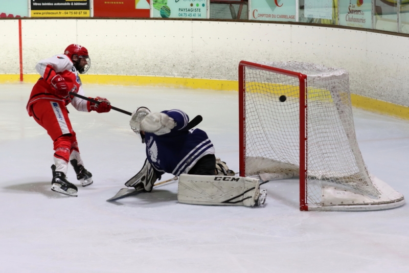 Photo hockey Hockey en France -  : Valence II vs Paris (FV) - Valence chute lourdement sur sa glace - TF 1/2 Finale 2
