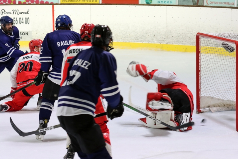 Photo hockey Hockey en France -  : Valence II vs Paris (FV) - Valence chute lourdement sur sa glace - TF 1/2 Finale 2
