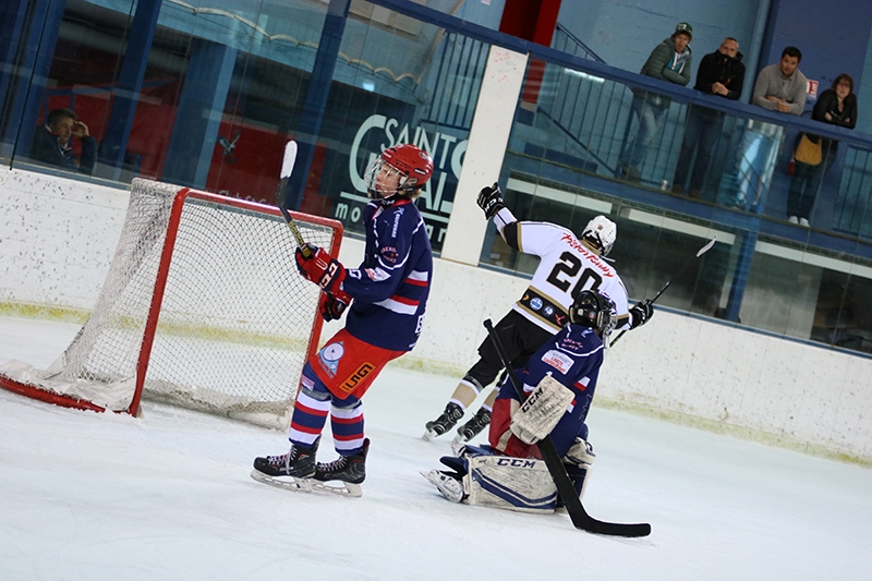 Photo hockey Hockey Mineur - Hockey Mineur - 1/2 finale U15 : Une entrée en matière disputée Photo hockey Hockey Mineur - Hockey Mineur - 1/2 finale U15 : Une entrée en matière disputée