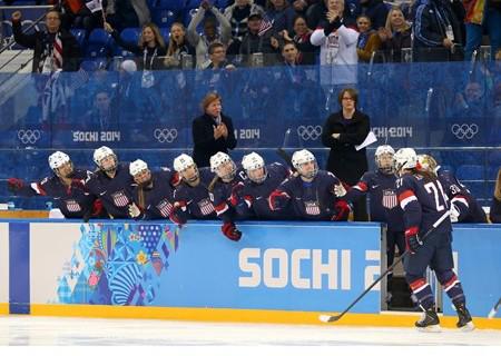 Photo hockey Jeux olympiques - Jeux olympiques - JO : USA vs Finlande - Les Américaines logiquement