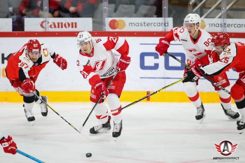 Photo hockey KHL - Kontinental Hockey League - KHL - Kontinental Hockey League - KHL : Il est tombé !