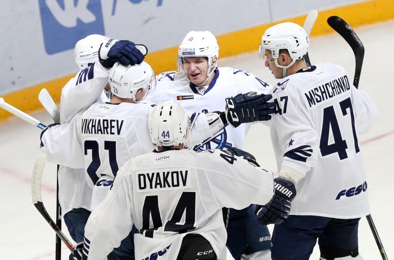 Photo hockey KHL - Kontinental Hockey League - KHL - Kontinental Hockey League - KHL : Il est tombé !