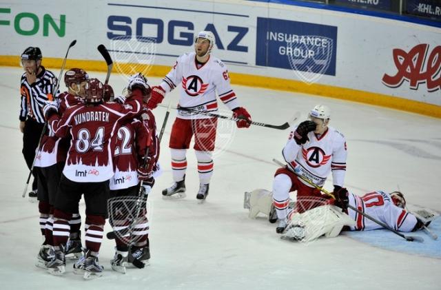 Photo hockey KHL - Kontinental Hockey League - KHL - Kontinental Hockey League - KHL : Retournée accrobatique Photo hockey KHL - Kontinental Hockey League - KHL - Kontinental Hockey League - KHL : Retournée accrobatique