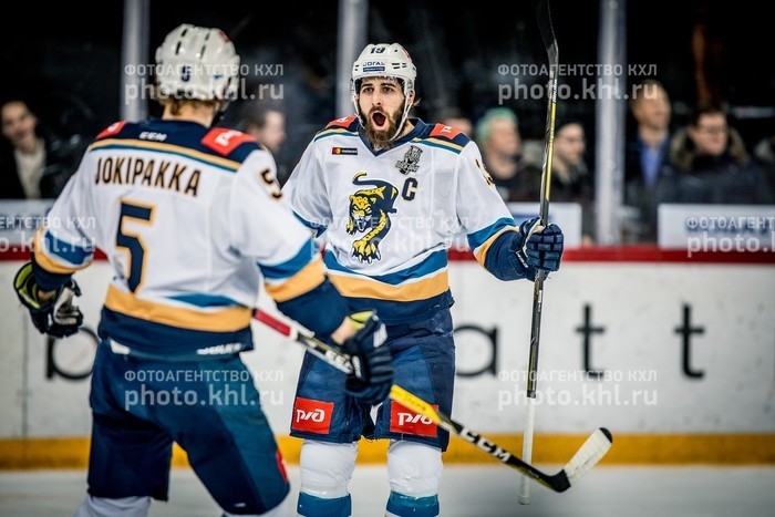 Photo hockey KHL - Kontinental Hockey League - KHL - Kontinental Hockey League - KHL : Très serré Photo hockey KHL - Kontinental Hockey League - KHL - Kontinental Hockey League - KHL : Très serré