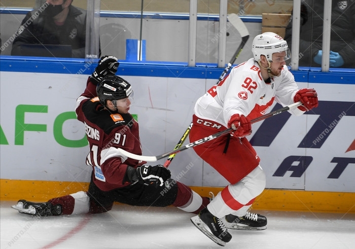 Photo hockey KHL - Kontinental Hockey League ARCHIVES - KHL - Kontinental Hockey League ARCHIVES - KHL : Lutte acharnée