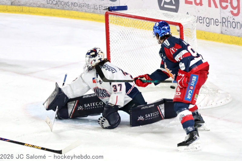 Photo hockey Ligue Magnus - Ligue Magnus - 1/2 de Finale - Match 5 : Grenoble  vs Angers  - Boivin montre la voie à ses partenaires