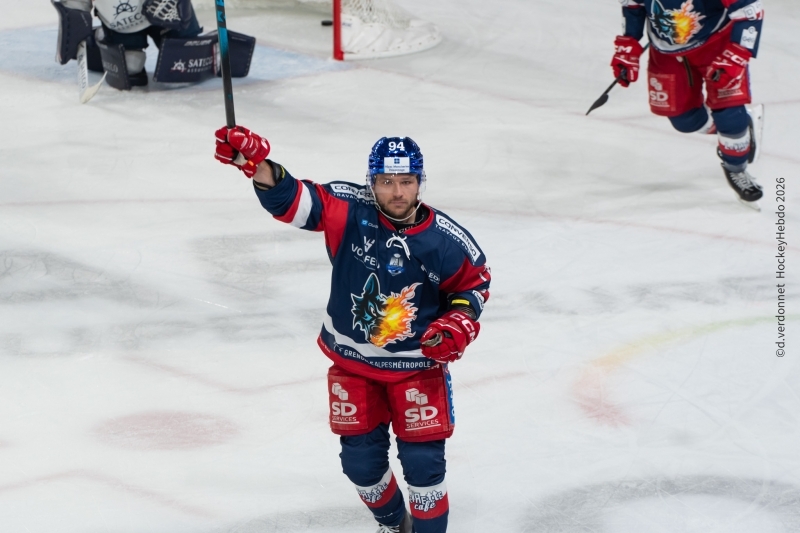 Photo hockey Ligue Magnus - Ligue Magnus - 1/2 de Finale - Match 5 : Grenoble  vs Angers  - Boivin montre la voie à ses partenaires