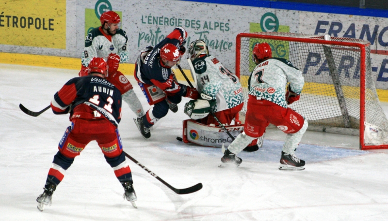 Photo hockey Ligue Magnus - Ligue Magnus - 1/2 finale match 1 : Grenoble vs Cergy-Pontoise - L’attaque grenobloise s’est réveillée ! Photo hockey Ligue Magnus - Ligue Magnus - 1/2 finale match 1 : Grenoble vs Cergy-Pontoise - L’attaque grenobloise s’est réveillée !