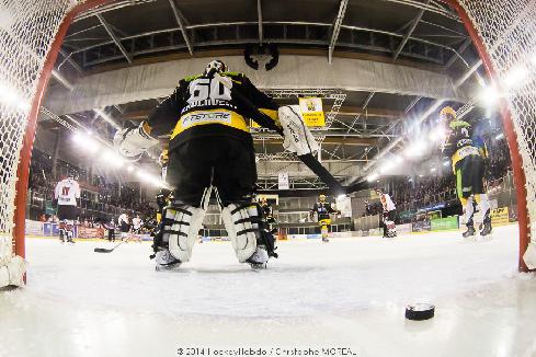 Photo hockey Ligue Magnus - Ligue Magnus : 10ème journée : Strasbourg  vs Amiens  - Strasbourg dans un trou noir