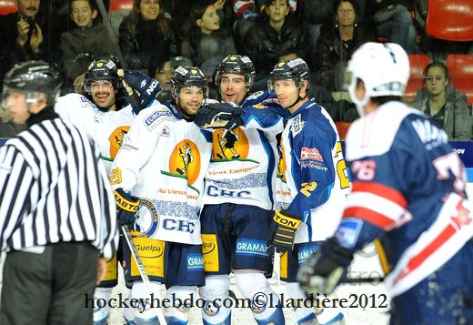Photo hockey Ligue Magnus - Ligue Magnus : 11ème journée  : Grenoble  vs Chamonix  - Le coup de corne du chamois !