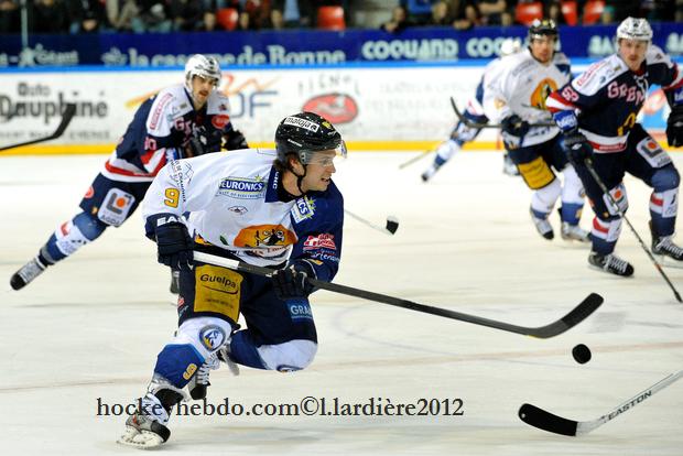 Photo hockey Ligue Magnus - Ligue Magnus : 11ème journée  : Grenoble  vs Chamonix  - Le coup de corne du chamois !