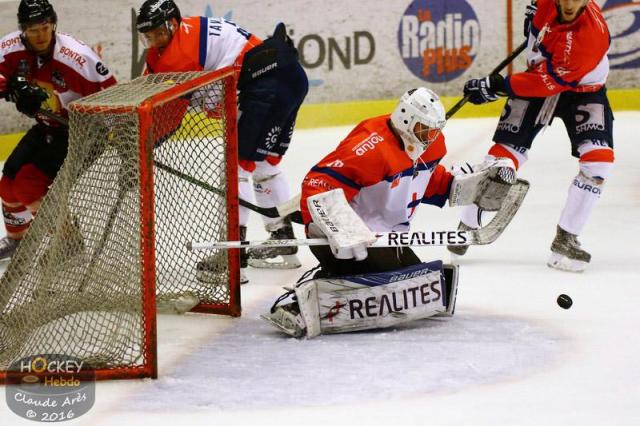 Photo hockey Ligue Magnus - Ligue Magnus : 11ème journée : Chamonix / Morzine vs Angers  - Le Duc vole sur le dos